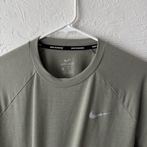 Nike Thin Crewneck - Picture 1 of 3